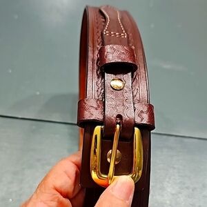 Cabela's leather belt. Unesex. Great style. NWT. DARK BROWN.